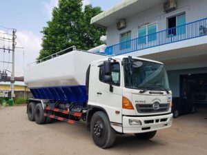Alternative view of XE BỒN HINO 3 CHÂN FL 24 KHỐI CHỞ THỨC ĂN GIA SÚC