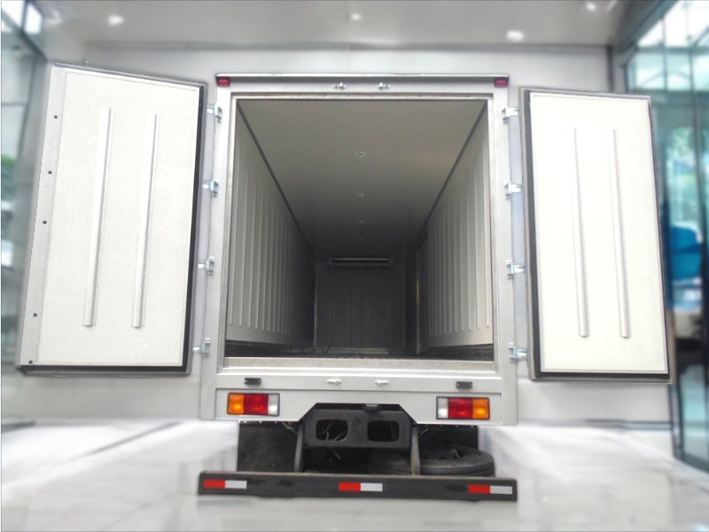 xe-dong-lanh-hyundai-hd320-4-chan-16-tan-thung-xe-1
