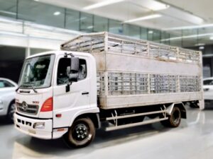 XE TẢI HINO FC9JJTA 5.5 TẤN THÙNG CHỞ HEO