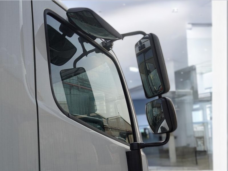 xe-tai-hino-fc9jjtc-6-tan-thung-bao-on-guong