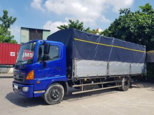 Alternative view of XE TẢI HINO FC9JNTC 6.2 TẤN THÙNG BẠT GẮN BỬNG NÂNG