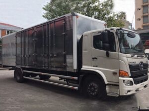 XE TẢI HINO FG8JT7A 6.5 TẤN CHỞ PALLET CHỨA CẤU KIỆN ĐIỆN TỬ
