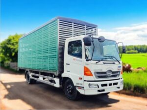 Alternative view of XE TẢI HINO FG8JT7A 6 TẤN THÙNG CHỞ GIA CẦM