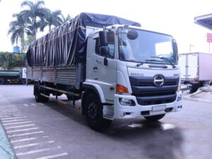 Alternative view of XE TẢI HINO FG8JT7A 9 TẤN THÙNG BẠT GẮN BỬNG NÂNG