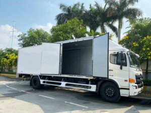 Alternative view of XE TẢI HINO FG8JT7A 9 TẤN THÙNG KÍN GẮN BỬNG NÂNG