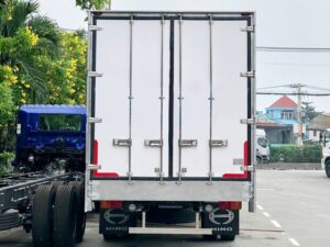 XE TẢI HINO FG8JT7A 9 TẤN THÙNG KÍN GẮN BỬNG NÂNG