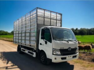 XE TẢI HINO XZU720L 3 TẤN CHỞ GIA CẦM