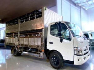 Alternative view of XE TẢI HINO XZU720L 3 TẤN CHỞ HEO