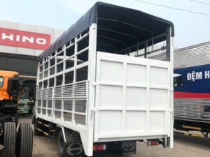 Alternative view of XE TẢI HINO XZU720L 3 TẤN CHỞ MÔ TÔ XE MÁY