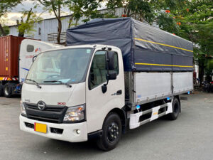 Alternative view of XE TẢI HINO XZU720L 3.5 TẤN THÙNG MUI BẠT