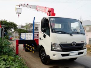 Alternative view of XE TẢI HINO XZU730L 3.5 TẤN GẮN CẨU UNIC 3 TẤN 4 KHÚC