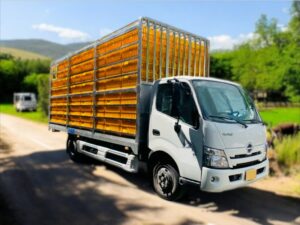 Alternative view of XE TẢI HINO XZU730L 3.5 TẤN THÙNG CHỞ VỊT GÀ