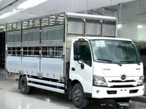 Alternative view of XE TẢI HINO XZU730L 4 TẤN THÙNG CHỞ HEO