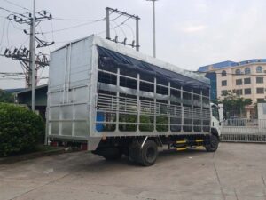 Alternative view of XE TẢI ISUZU FRR90NE4 4.9 TẤN CHỞ MÔ TÔ XE MÁY