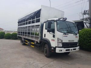 XE TẢI ISUZU FRR90NE4 4.9 TẤN CHỞ MÔ TÔ XE MÁY