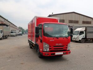 XE TẢI ISUZU NMR85HE4 1.7 TẤN THÙNG KÍN BỬNG NÂNG