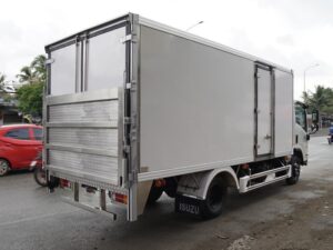 Alternative view of XE TẢI ISUZU NPR85KE4 3.49 TẤN THÙNG KÍN BỬNG NÂNG