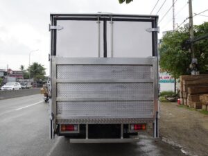 XE TẢI ISUZU NPR85KE4 3.49 TẤN THÙNG KÍN BỬNG NÂNG