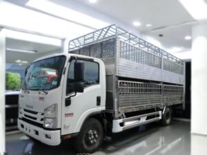 XE TẢI ISUZU NQR75LE4 4 TẤN CHỞ GIA SÚC