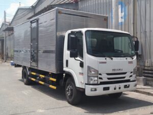 XE TẢI ISUZU NQR75LE4 5 TẤN THÙNG KÍN GẮN BỬNG NÂNG