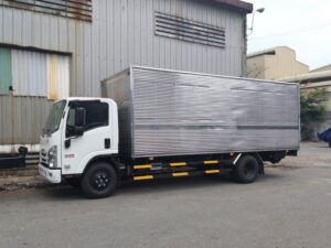 Alternative view of XE TẢI ISUZU NQR75LE4 5 TẤN THÙNG KÍN GẮN BỬNG NÂNG