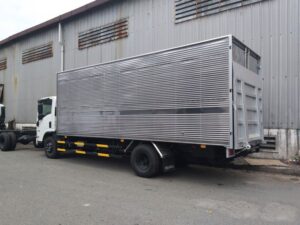 Alternative view of XE TẢI ISUZU NQR75ME4 4.9 TẤN THÙNG KÍN BỬNG NÂNG