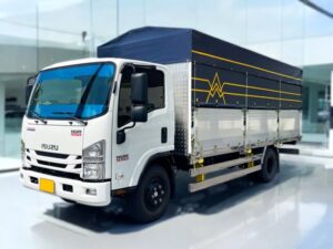 XE TẢI ISUZU NQR75ME4 5.5 TẤN THÙNG MUI BẠT
