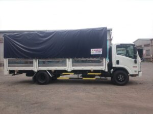 Alternative view of XE TẢI ISUZU NQR75ME4 5.5 TẤN THÙNG MUI BẠT BỬNG NÂNG