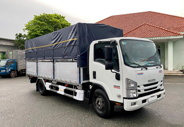 XE TẢI ISUZU NQR75ME4 6 TẤN THÙNG MUI BẠT - Ảnh 2