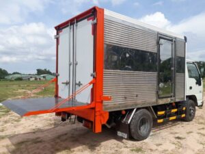 Alternative view of XE TẢI ISUZU QKR77FE4 2 TẤN THÙNG KÍN BỬNG NÂNG