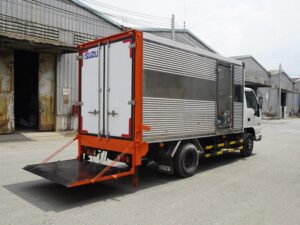 XE TẢI ISUZU QKR77HE4 1.9 TẤN THÙNG KÍN BỬNG NÂNG