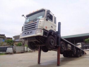 XE TẢI JAC 5 CHÂN 19 TẤN NÂNG ĐẦU CHỞ MÁY CHUYÊN DÙNG